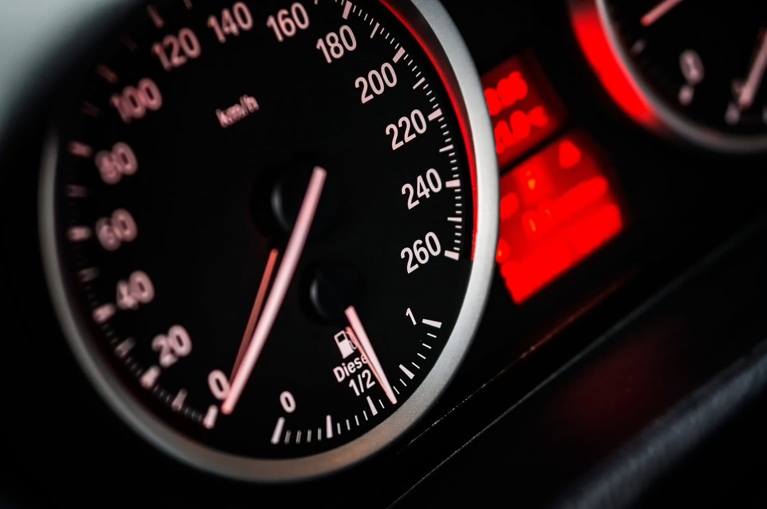 Skoro trećina vozača ne prepoznaje ovaj znak u automobilu