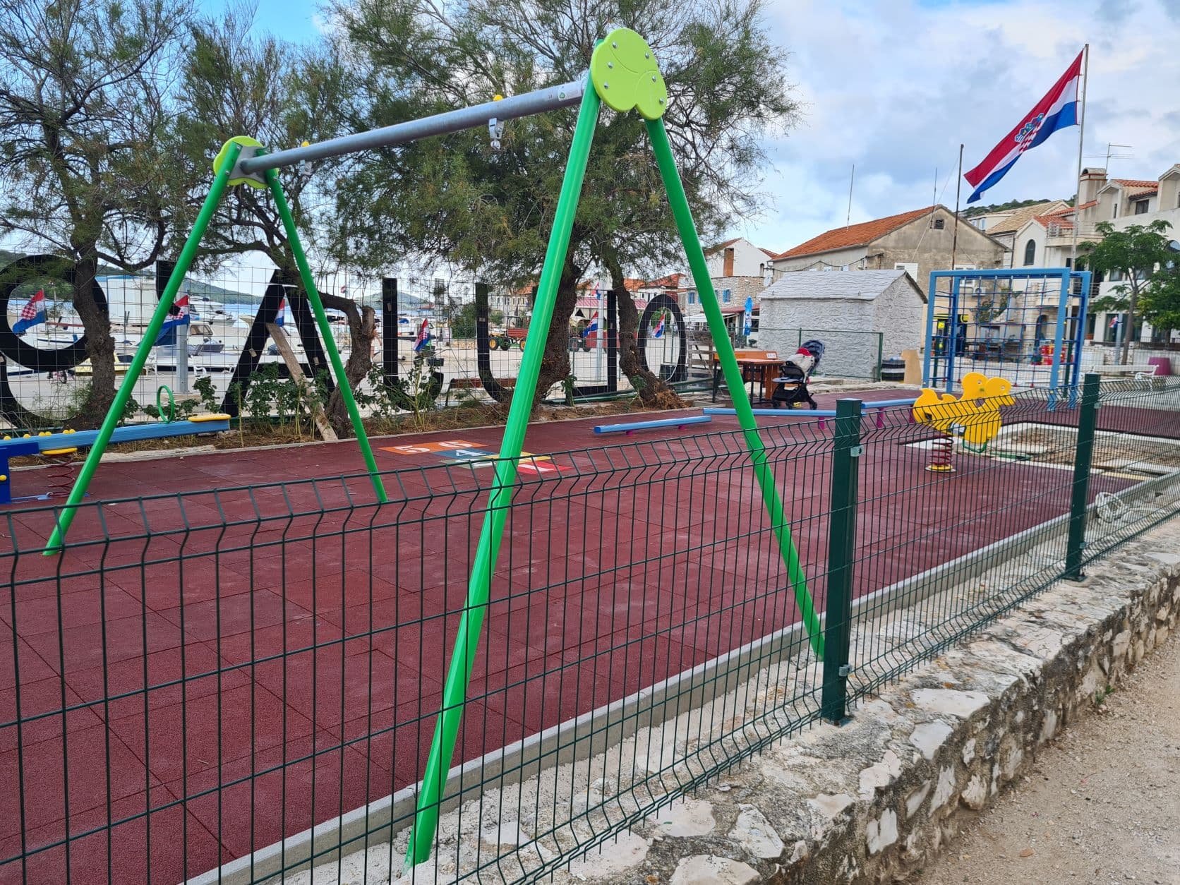 Grad Šibenik i HZJZ u potpunosti obnovili dječje igralište na otoku Kapriju 