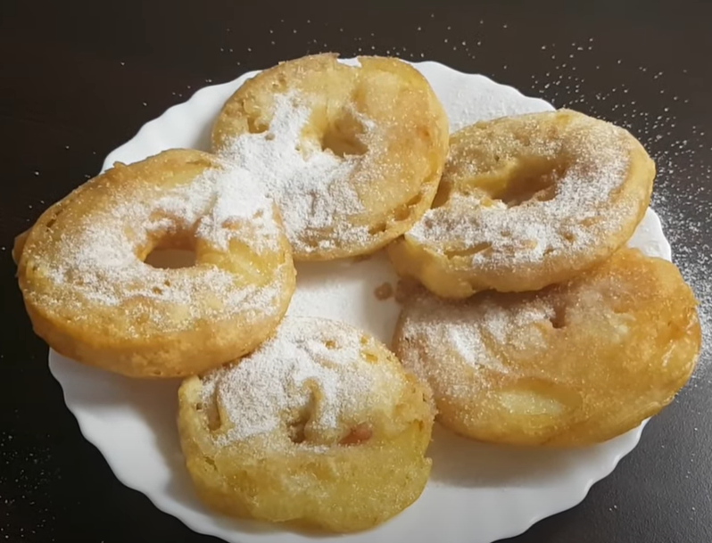 Slastica koja vraća u djetinjstvo: Fine pohane jabuke s cimetom 