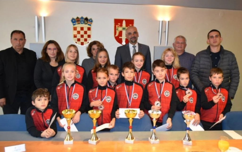 Mladi karataši vodičkog Karate kluba Okit kod župana Jelića