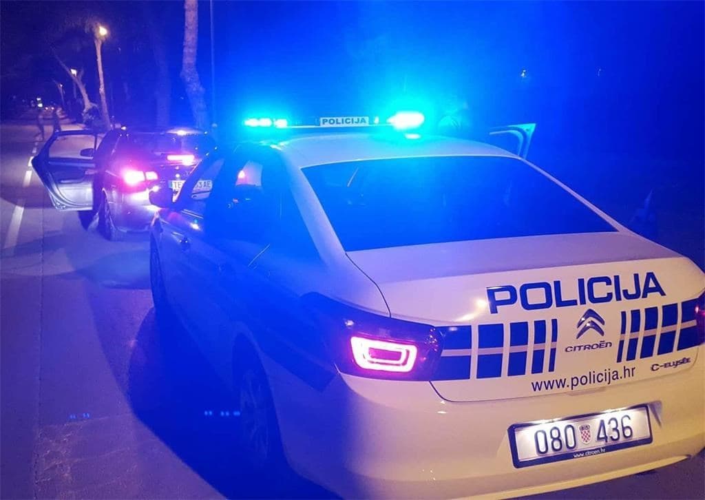 Vozač (33) pokušao pobjeći policiji u Rogoznici. Nije uspio, a pretragom vozila našli mu 'joint'