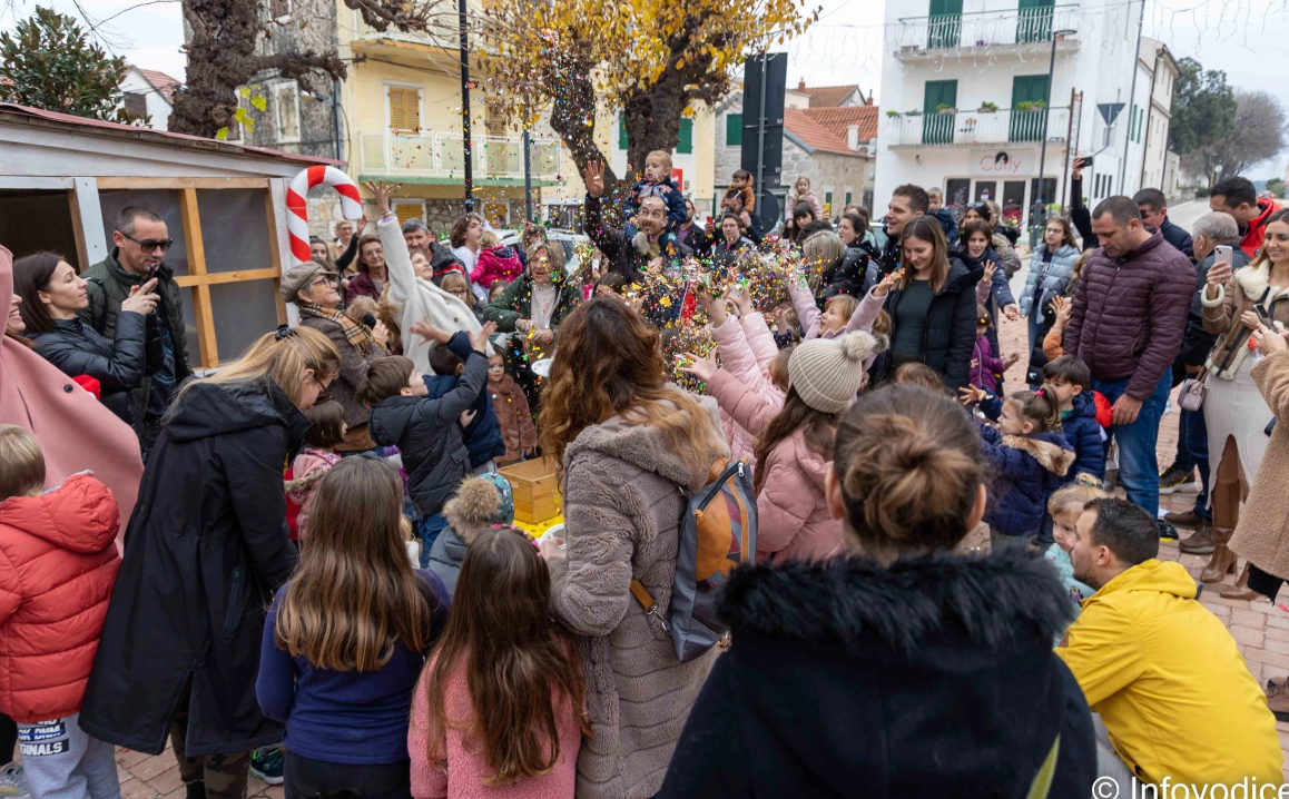Uz vatromet, šampanjac, roštilj i tortu Vodičani dočekali Novu godinu