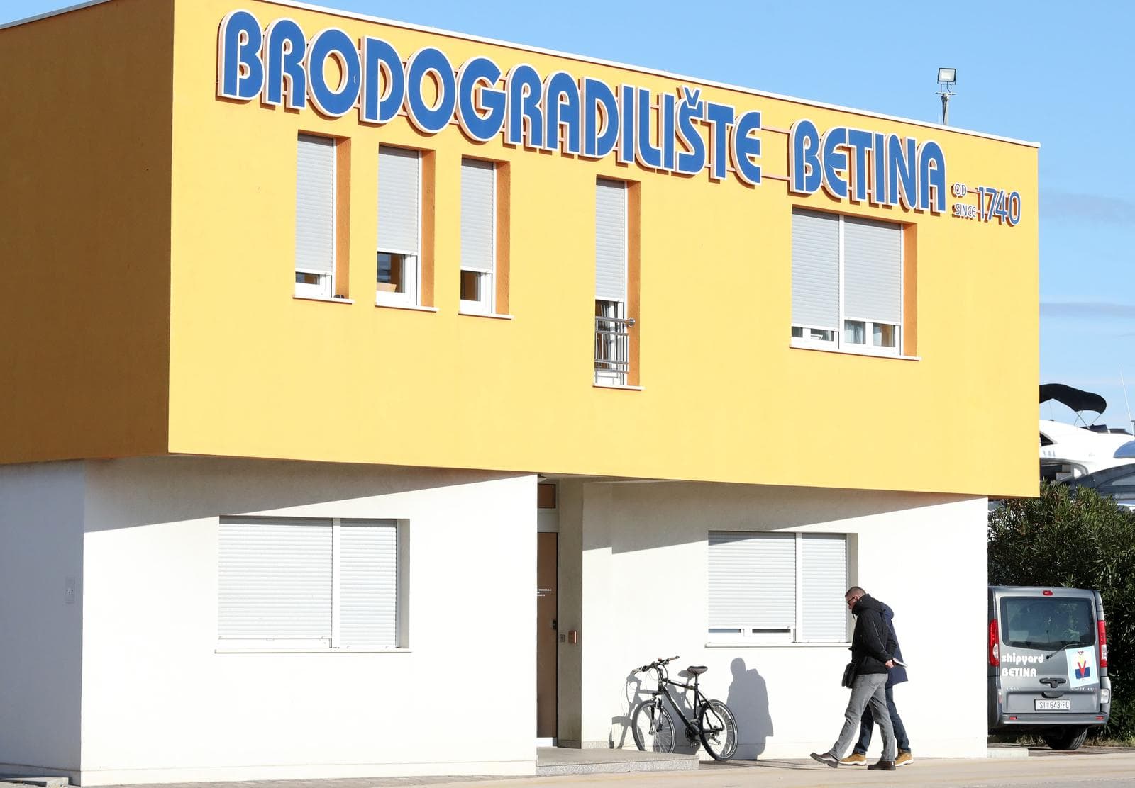 USKOK i policija u zgradi brodogradilišta u Betini istražuju isplovljavanje jahte IRINA VU