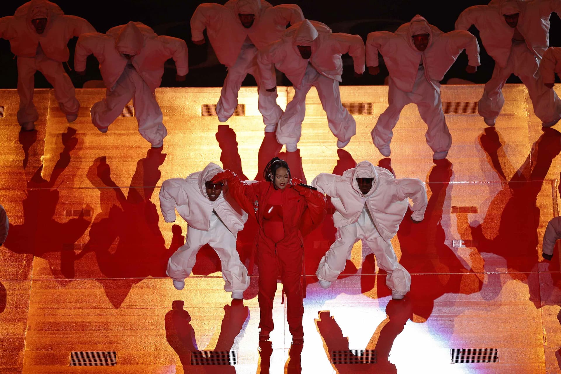 Rihanna u crvenom padobranskom odijelu oduševila na poluvremenu Super Bowla