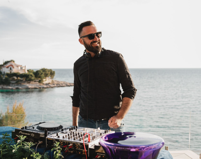 Slatko putovanje kroz melodičnu glazbu: U Vintageu će se za zabavu pobrinuti SuggaDaddy 
