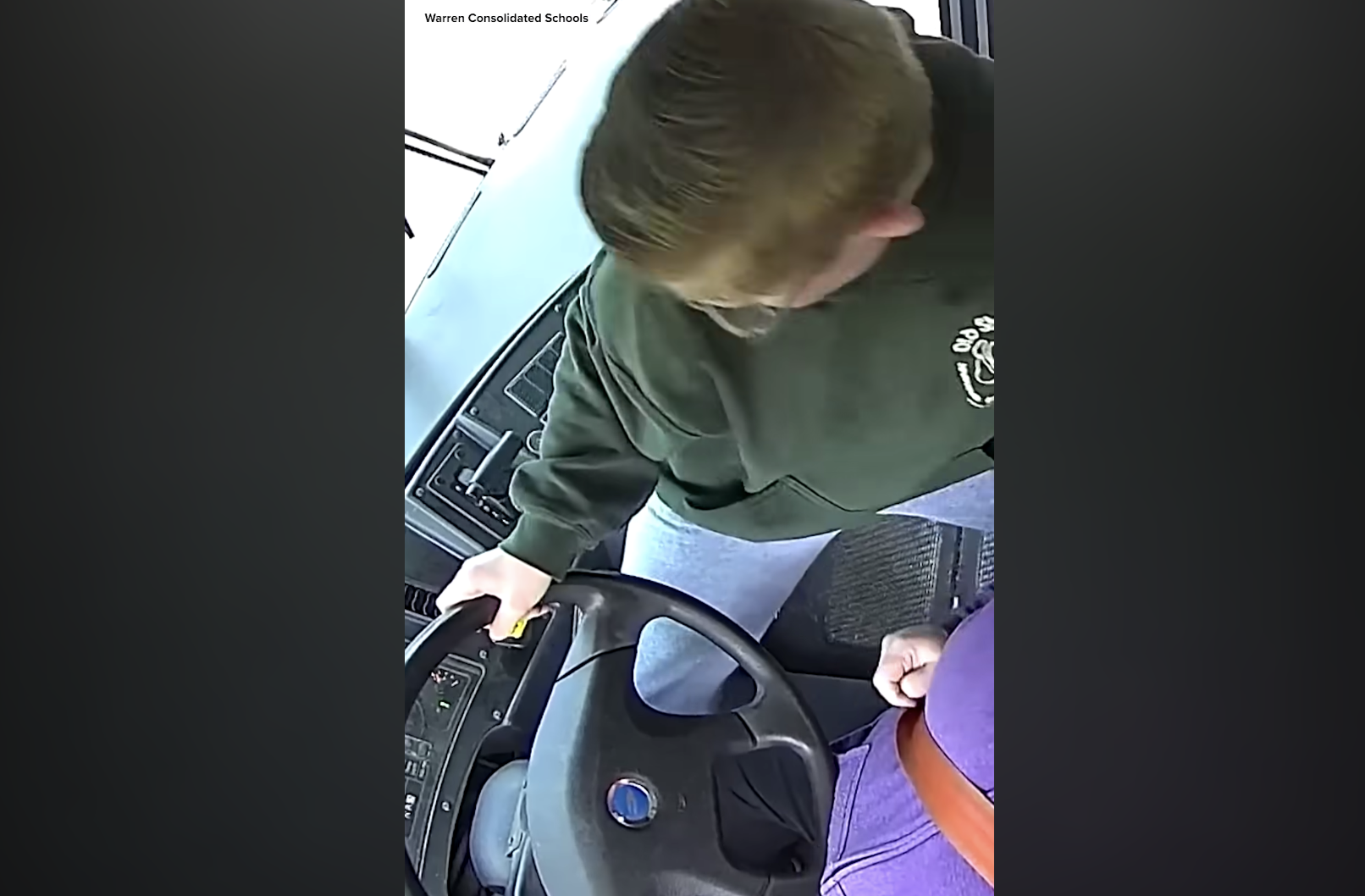 Učenik spasio putnike školskog autobusa nakon što se vozačica onesvijestila