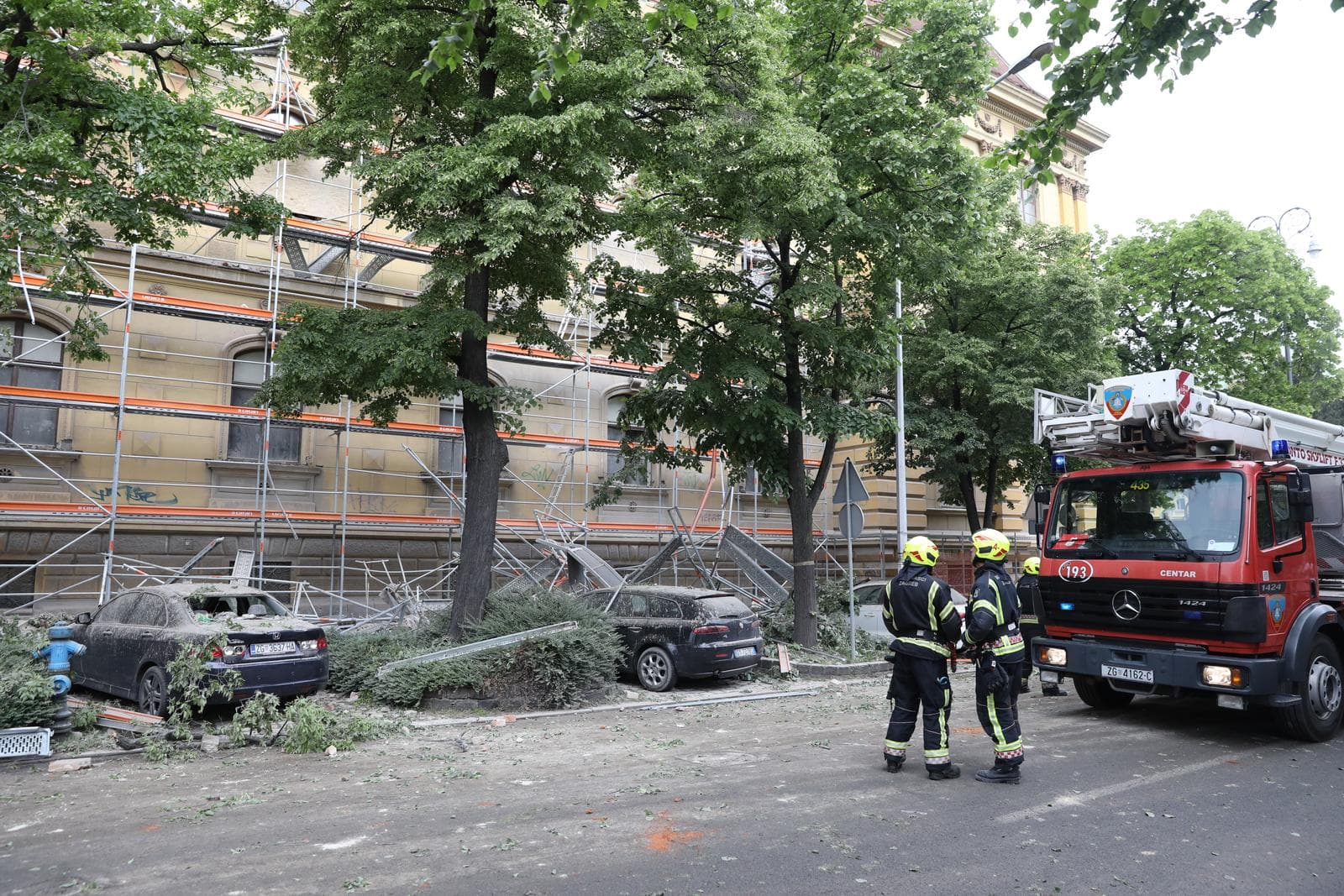 Urušio se dio zgrade i skela u centru Zagreba, oštećeni su automobili