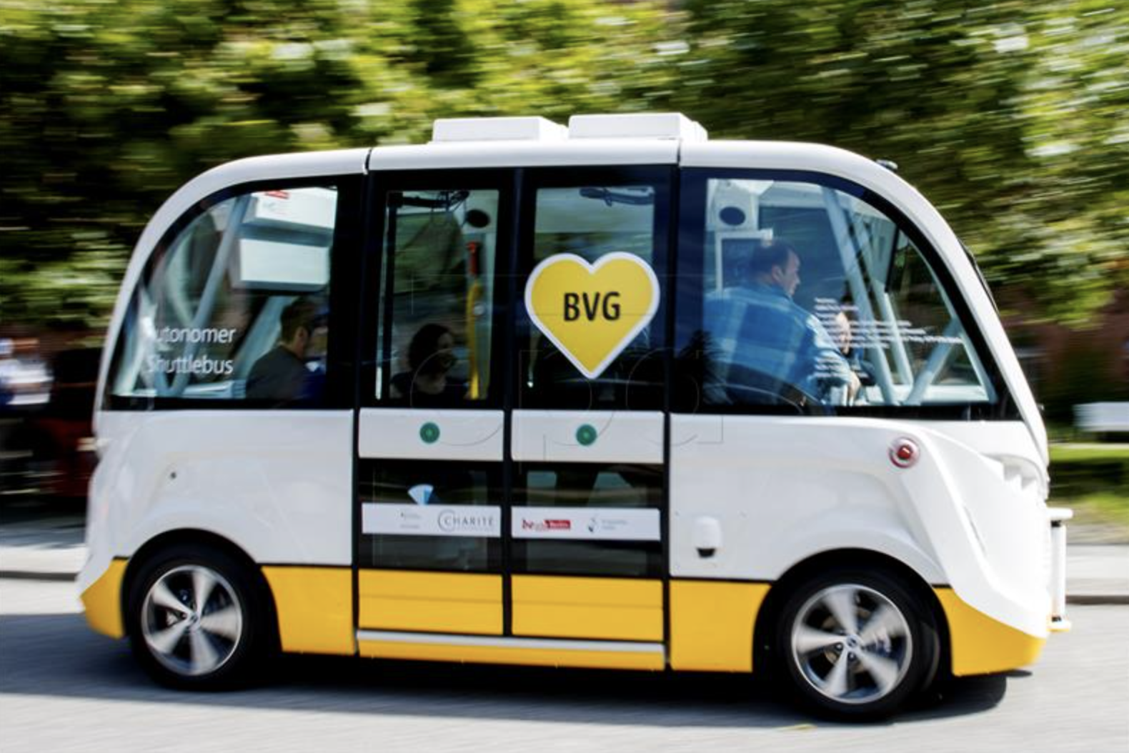 Autobus bez vozača prevezao prve putnike u Britaniji