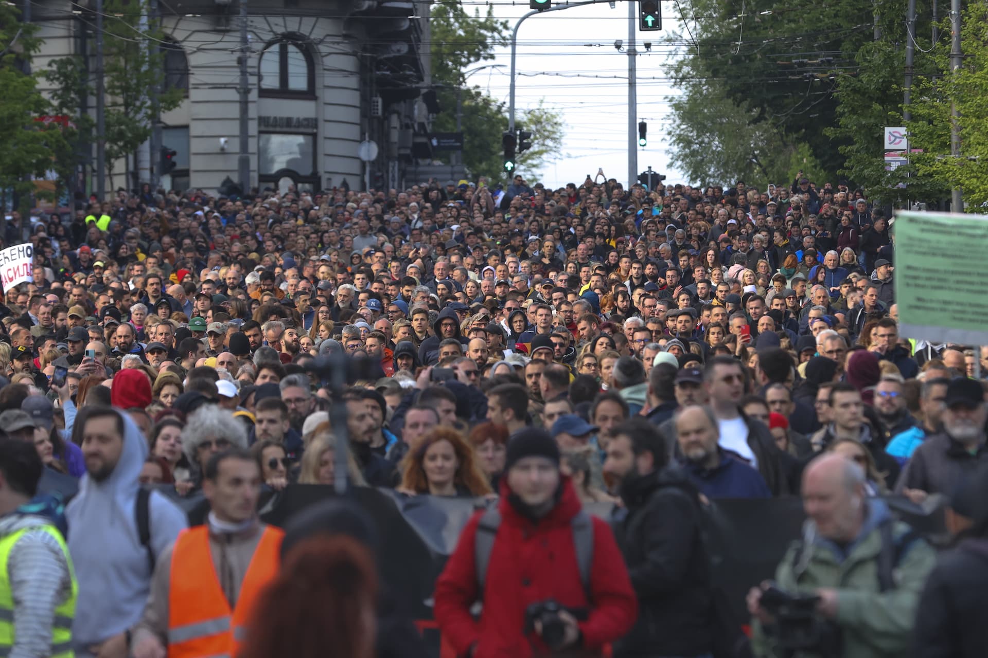 Deseci tisuća prosvjednika protiv nasilja blokirali važnu prometnicu u Beogradu 