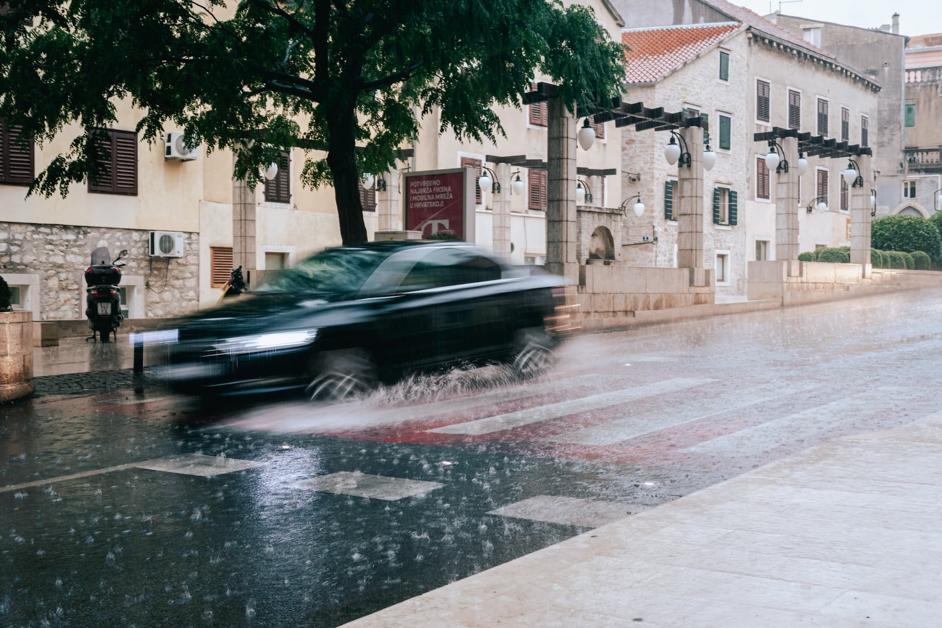 Upozorenje HAK-a: Na kolniku se zadržava veća količina vode, mogući i odroni