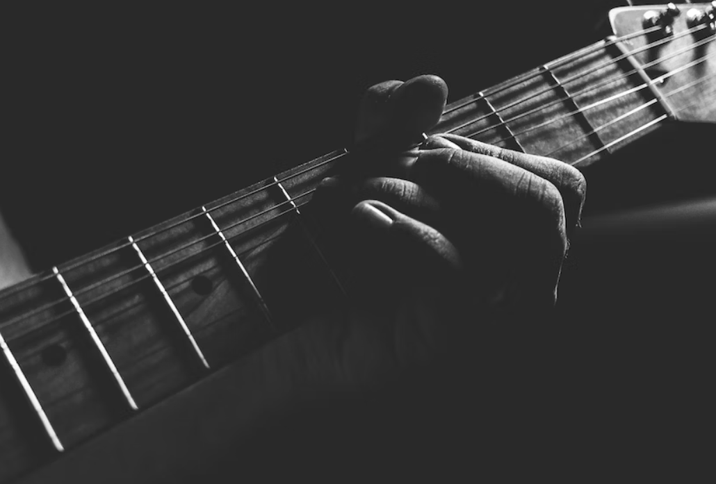 Razbijena gitara Kurta Cobaina prodana za neočekivano visoku cijenu 