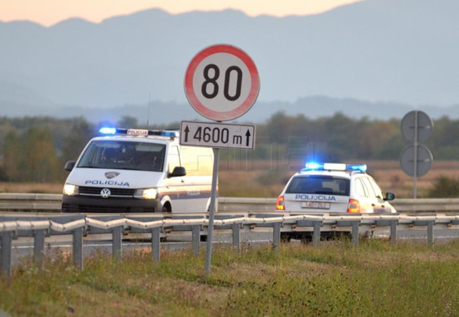 U sudaru motocikla i automobila motociklist i suputnica zadobili ozljede opasne za život 