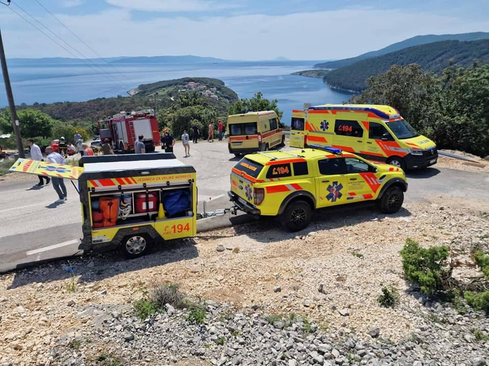 Izbjegnuta je tragedija, ozlijeđeno osmero maturanata pri prevrtanju traktora kod Labina