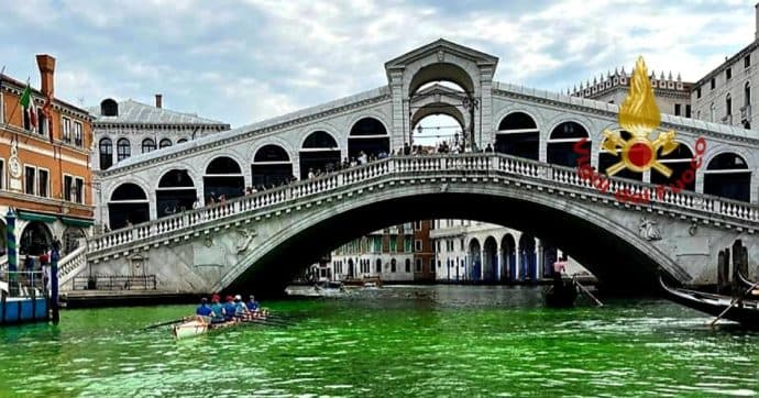 Venecijanski Canal Grande misteriozno pozelenio, sumnja se na aktiviste