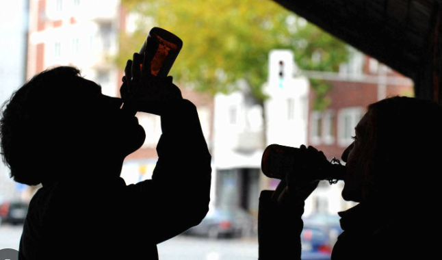 U Splitu zbog ispijanja alkohola na javnoj površini kažnjeno 13 osoba 