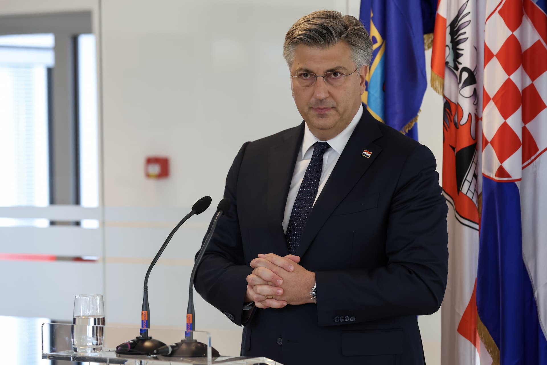Plenković u Glini obišao gradilište novih objekata za građane u kontejnerima