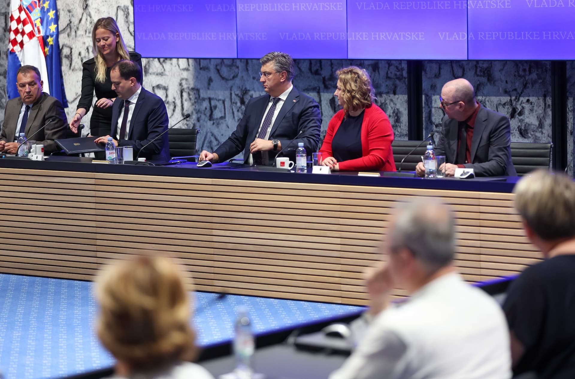 Vlada i sindikati javnih i državnih službi potpisali Memorandum o rastu plaća