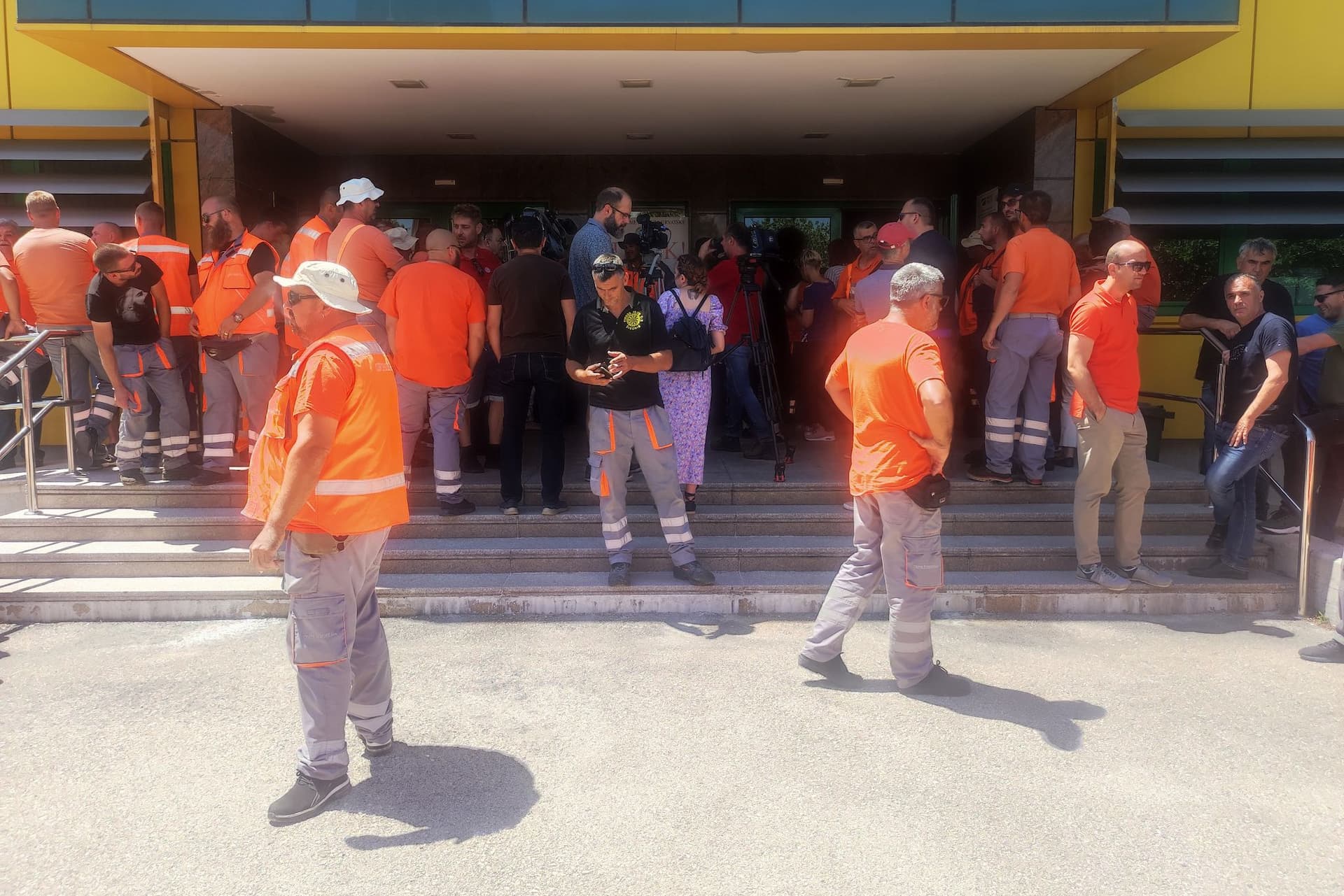 Radnici Cesta Šibenik najavili preseljenje štrajka iz kruga upravne zgrade
