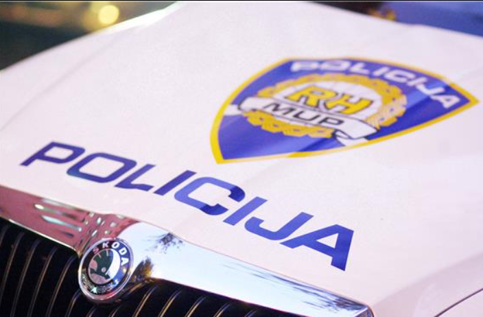 Muškarac bježao policiji pa izazvao prometnu nesreću prevozeći azilante 