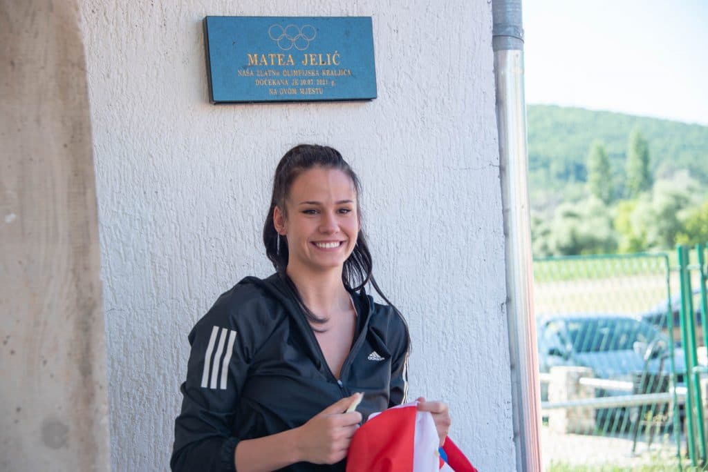 Matea Jelić dobila u Kninu svoju ploču 