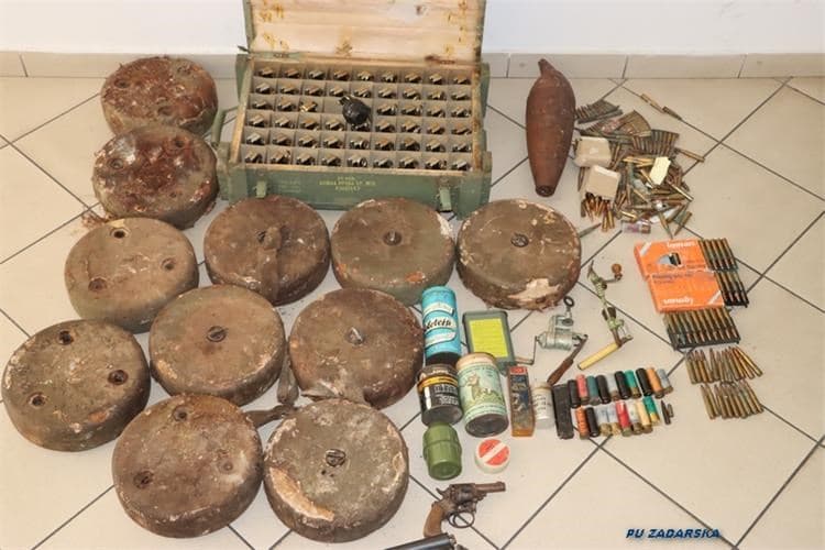 Zapljena oružja u Biogradu: Muškarcu (67) policija oduzela pravi arsenal
