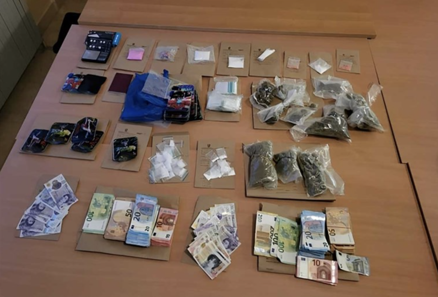 Policija na Zrću zaplijenila hrpu droge i naplatila 24 tisuće eura kazni