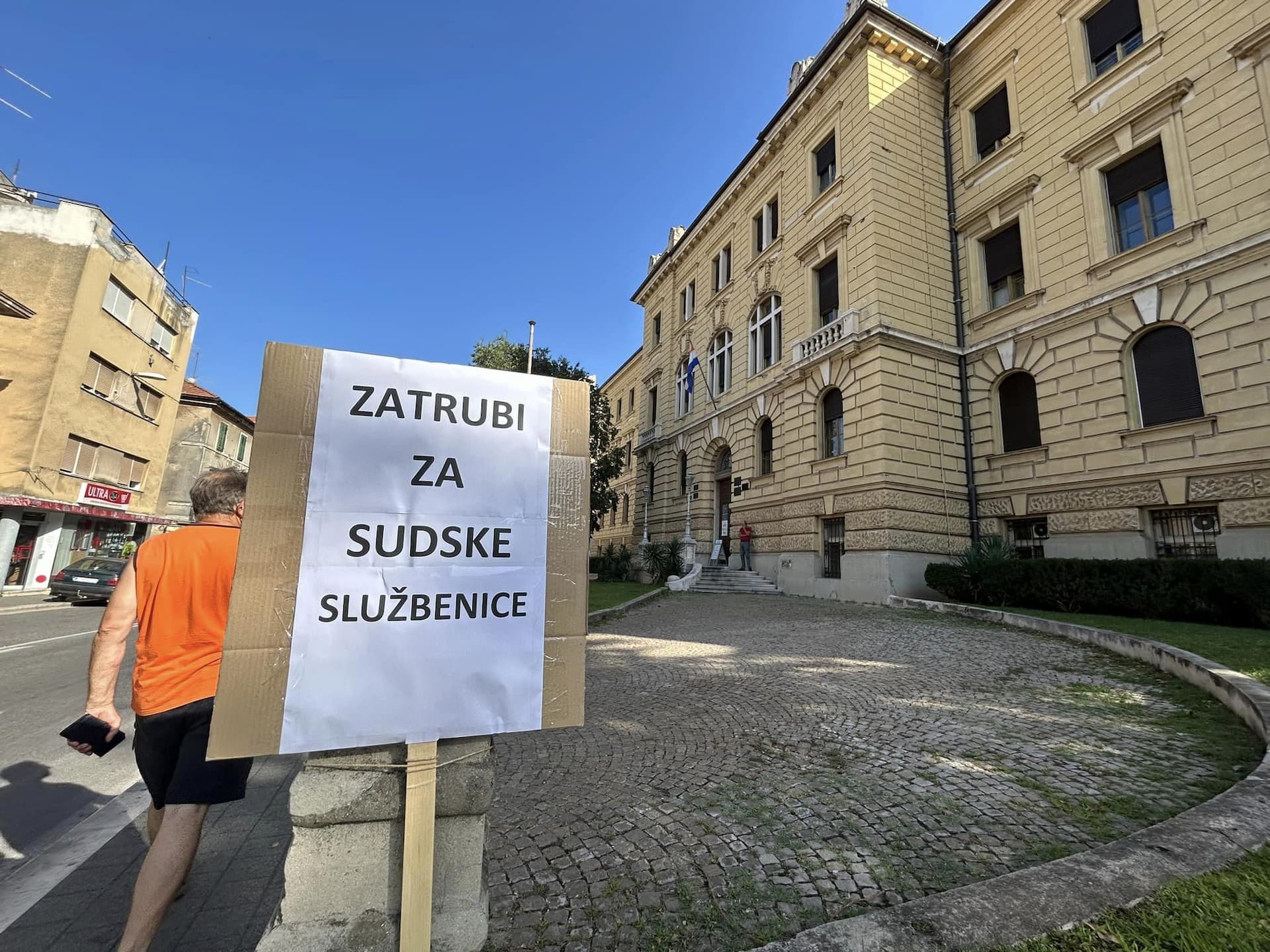 'Zatrubi za sudske službenice': Štrajk na sudovima i dalje traje