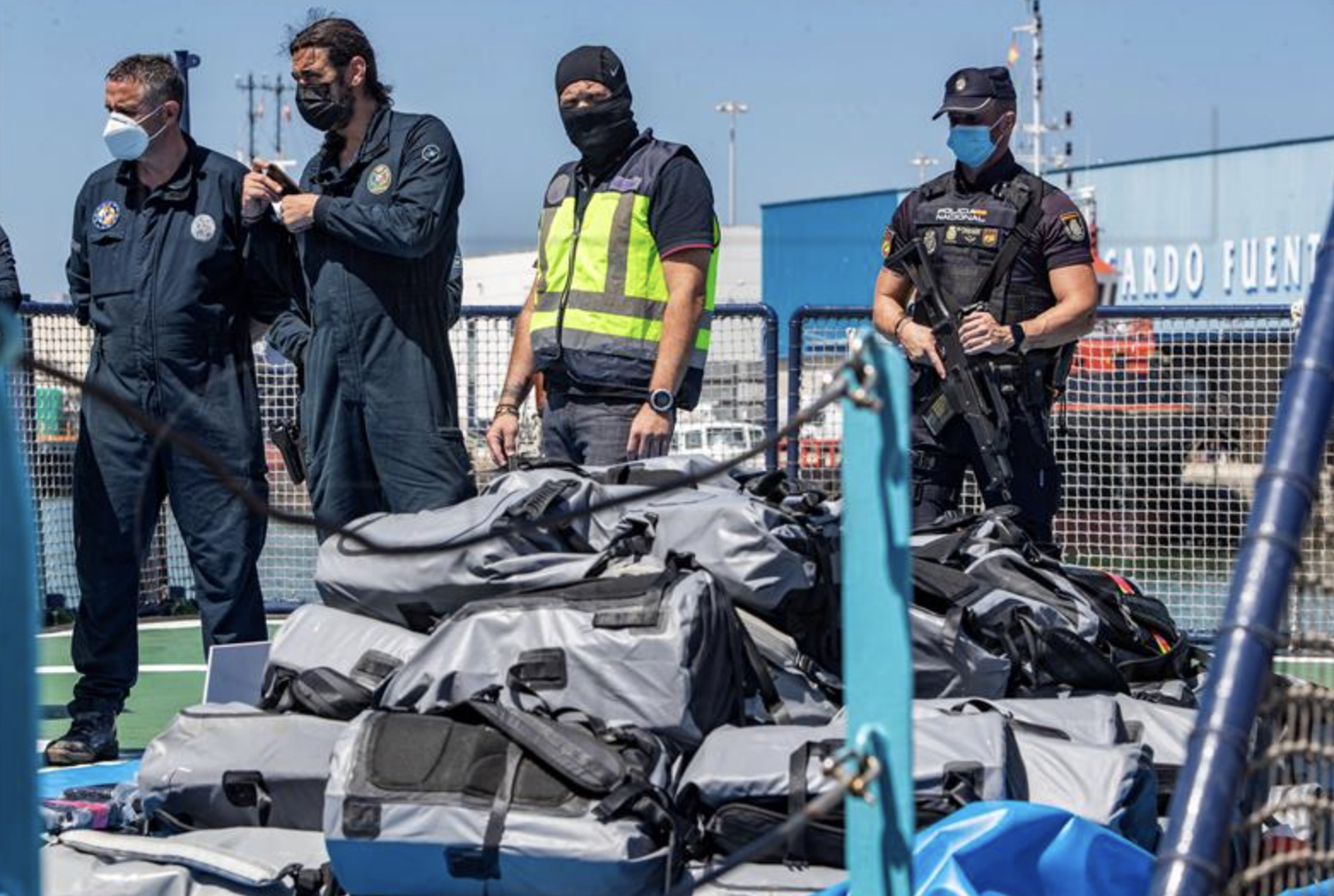 Rekordna zapljena na Siciliji: Snimljeni dok 5,3 tone kokaina bacaju u more