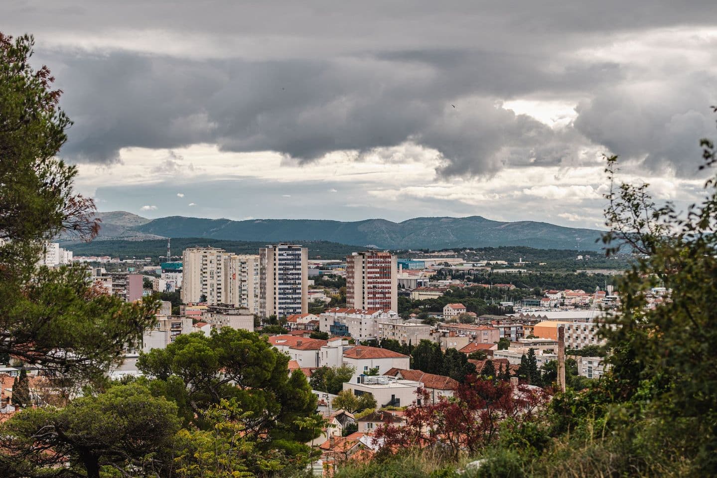 Oblačno uz mjestimičnu kišu, a tako će biti do utorka