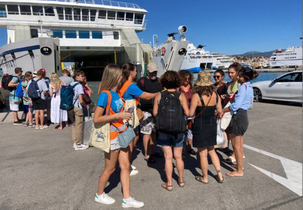 HTZ dijeli turistima bočice vode u trajektnim lukama i na naplatnim postajama 