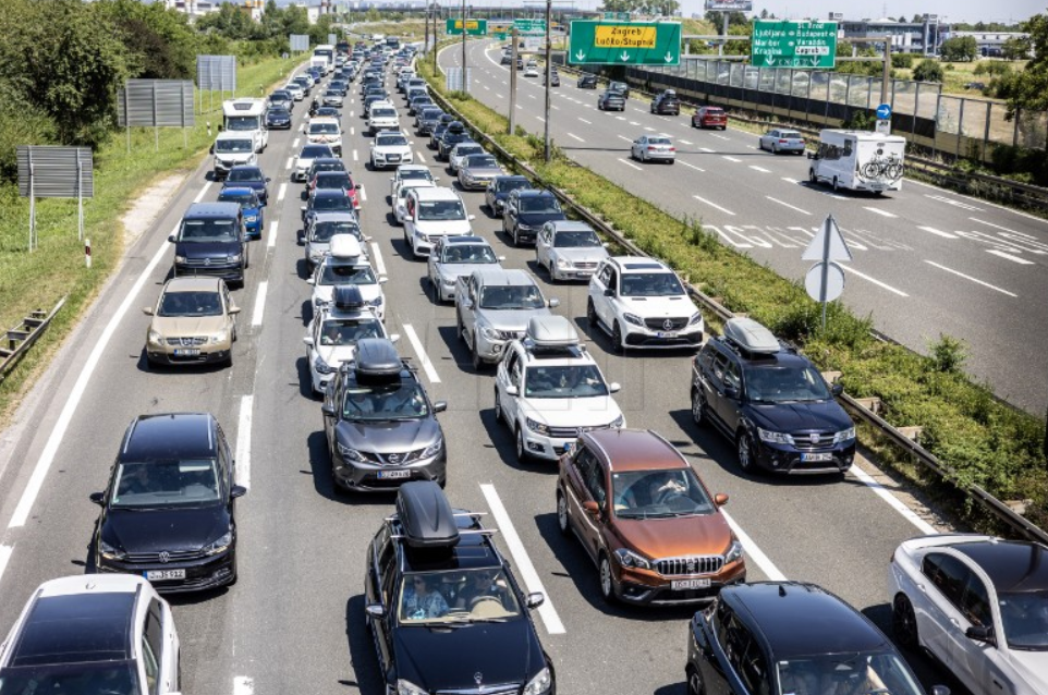 Na A1, kroz tunel sv. Rok, u smjeru mora vozi se u koloni od oko 25 kilometara 