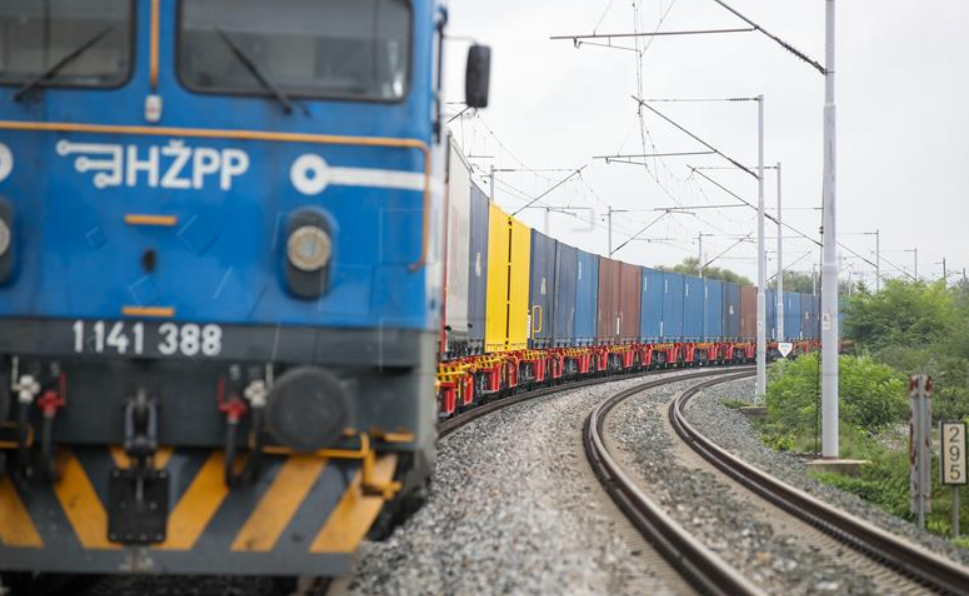 U naletu vlaka ozlijeđen strojovođa i vozač kombija 