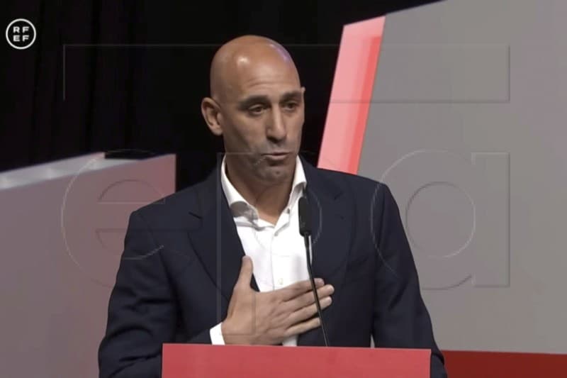 FIFA suspendirala Rubialesa  jer je poljubio nogometašicu u usta
