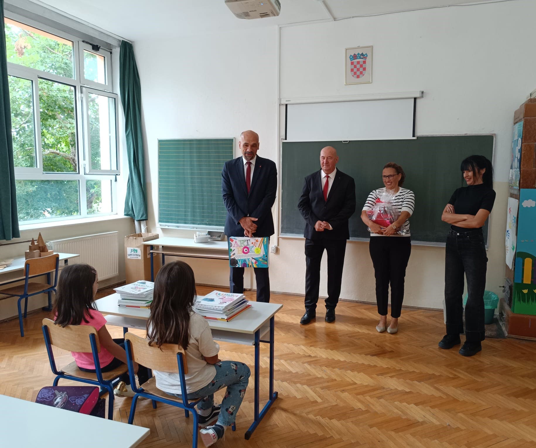 Jelić posjetio škole u Unešiću i Mirloviću: 'Budite marljivi, vrijedni i slušajte učitelje'
