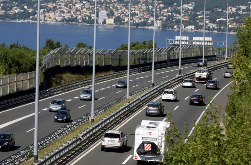 Za promet zatvorena A1 od Sv. Roka do Posedarja i Paški most zbog olujnog vjetra 
