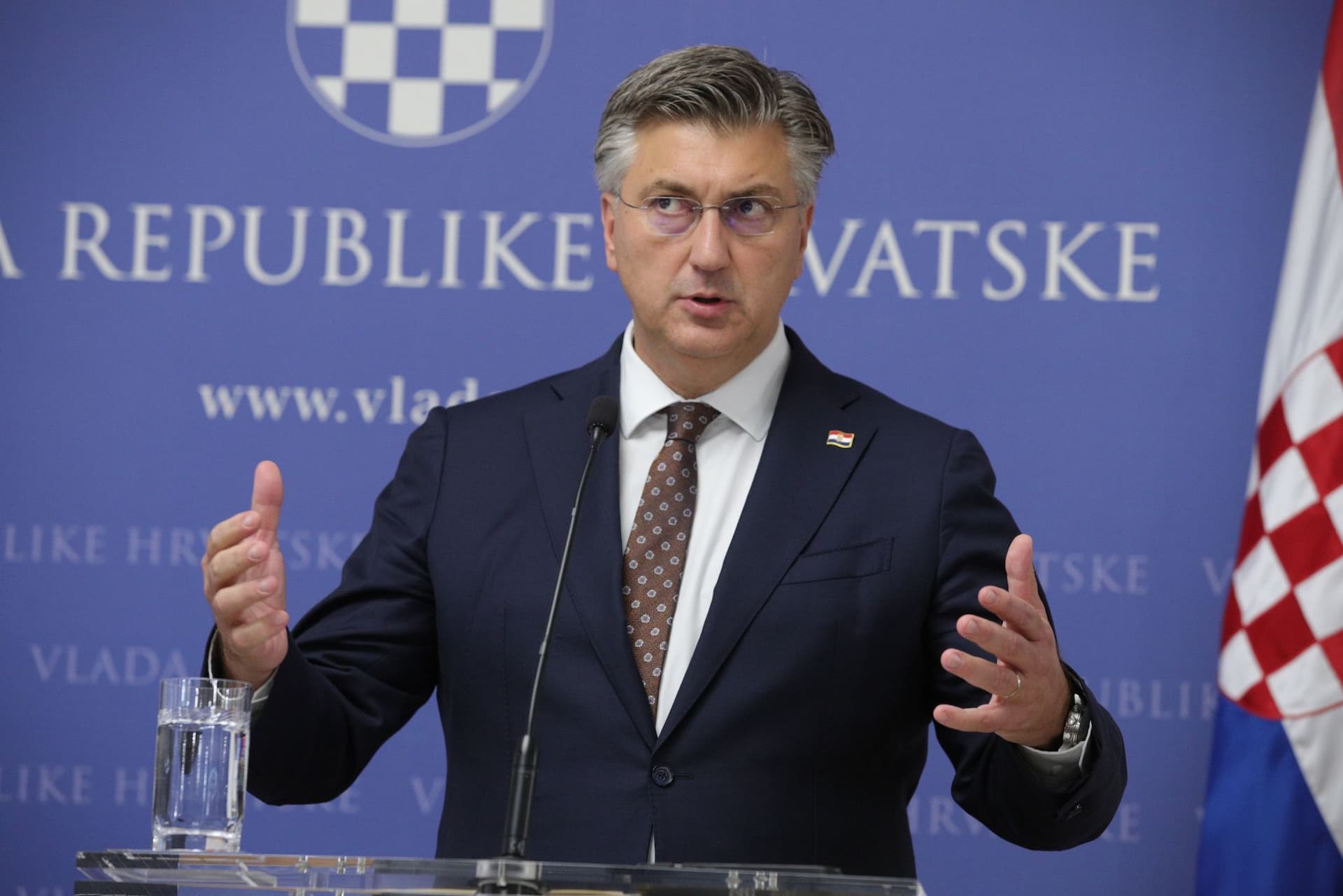 Plenković: 'Vlada će odlukom dozvoliti prodaju za blagdan Svih svetih'