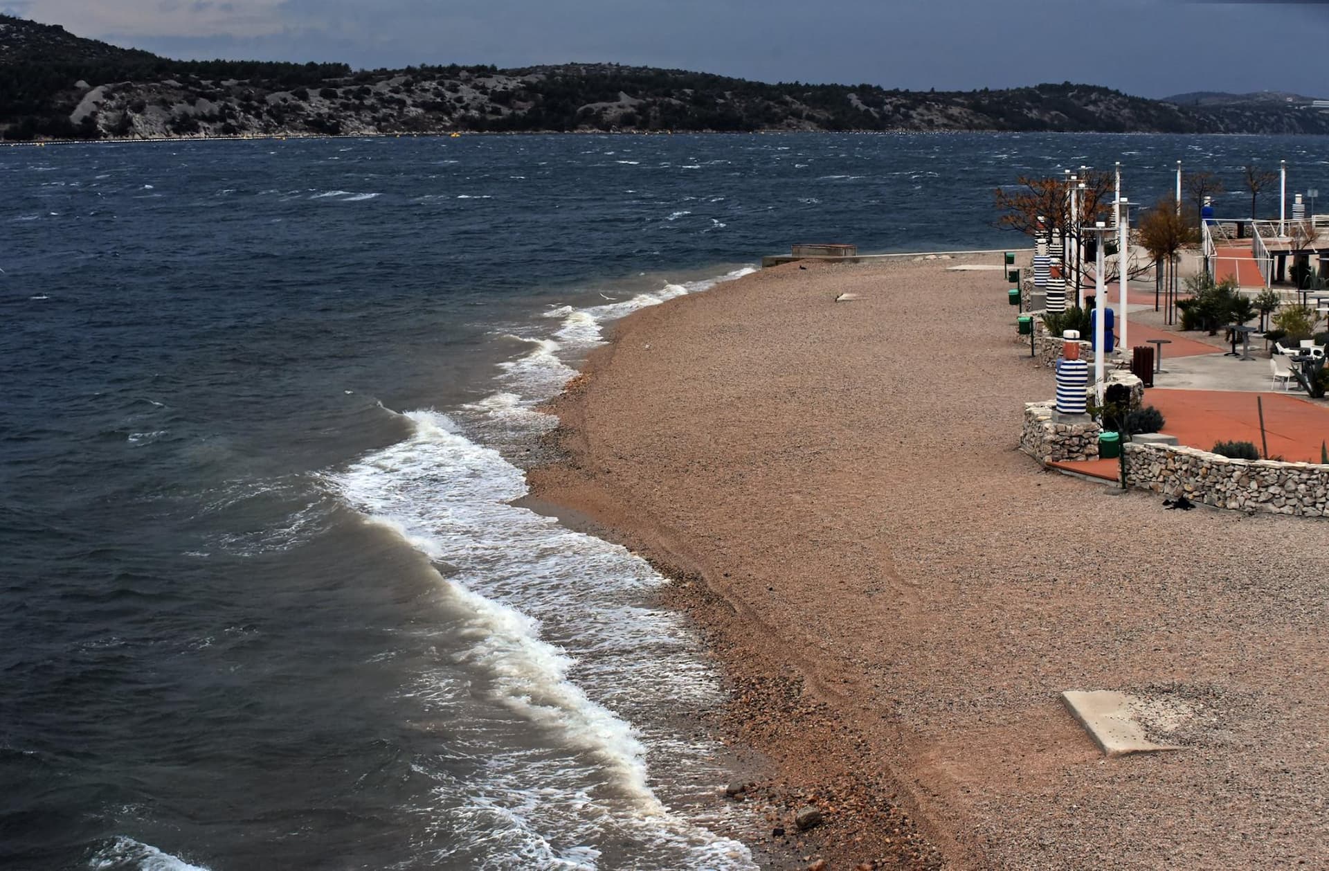 Promjenjivo, vjetrovito i osjetno toplije 
