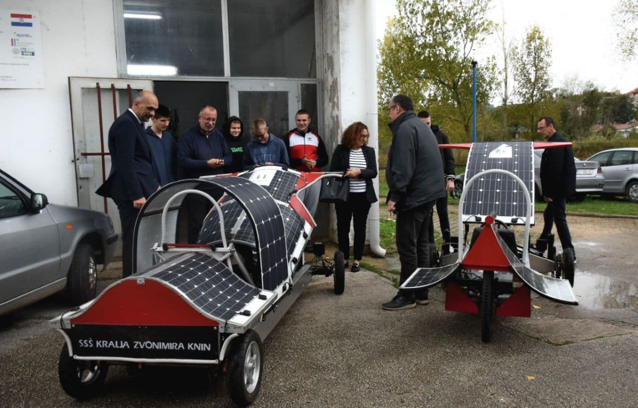Jelić kod mladih inovatora iz Knina koji su solarnim automobilom osvojili prvo mjesto