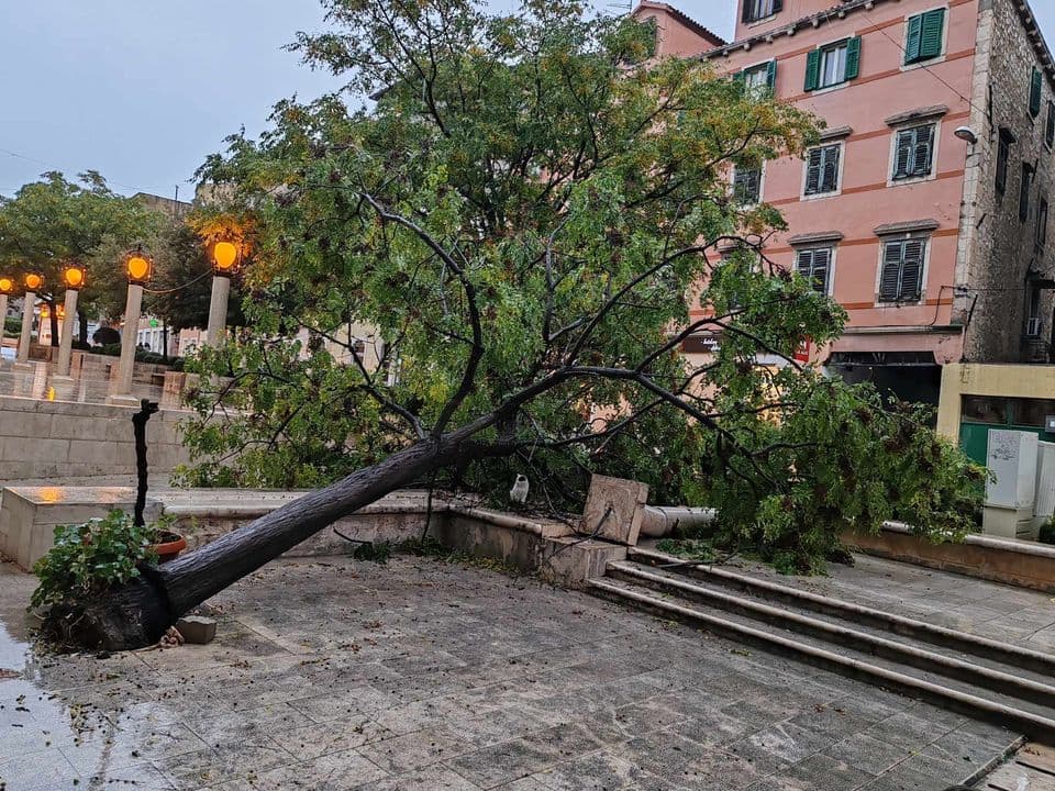 Vatrogasci intervenirali u Šibeniku i Kninu, štetu na Starom pazaru sanirat će Zeleni grad i Pectus