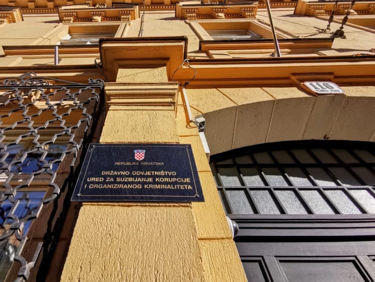 Inspektoricu rada USKOK optužio za zlouporabu položaja i primanje mita 
