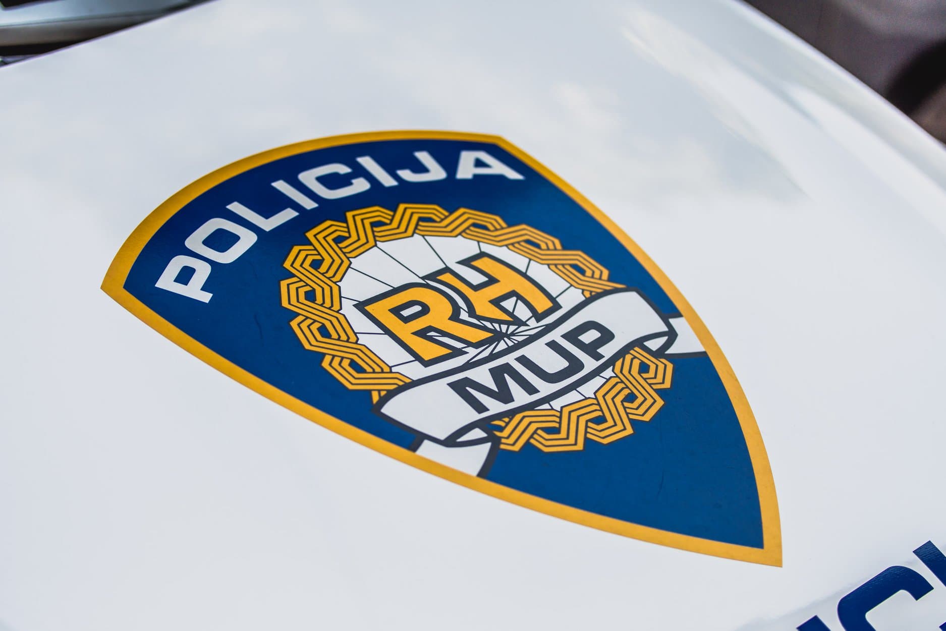 Dileri u Mošćenici pokušali pregaziti policajce, oni im pucali u pneumatike