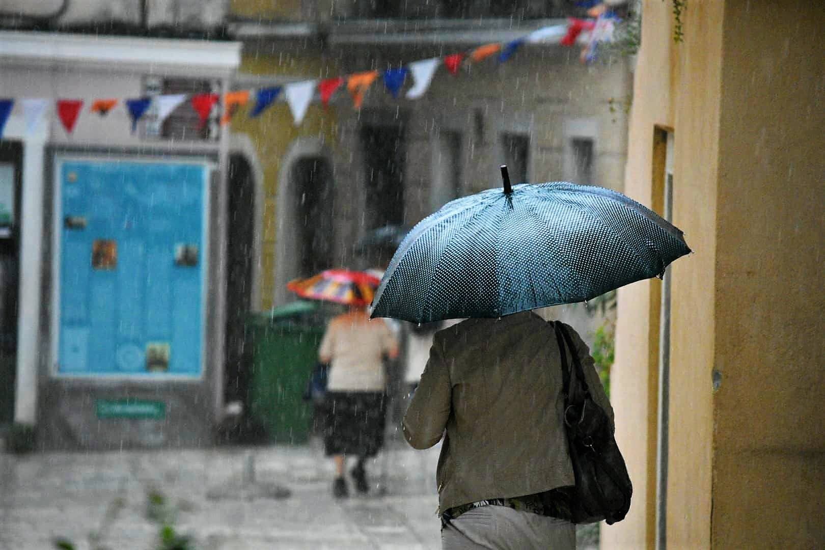 Pljuskovi i grmljavina, a navečer bura