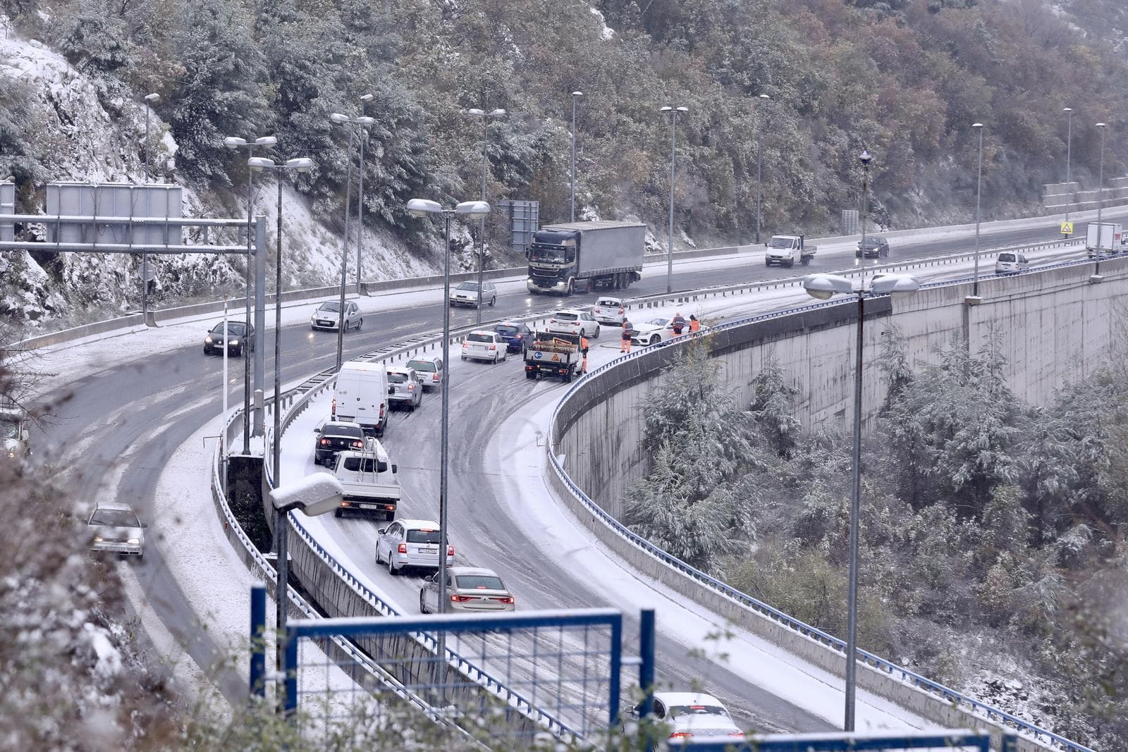 Zimski uvjeti na cestama oko Splita: Snijeg stvara probleme u prometu