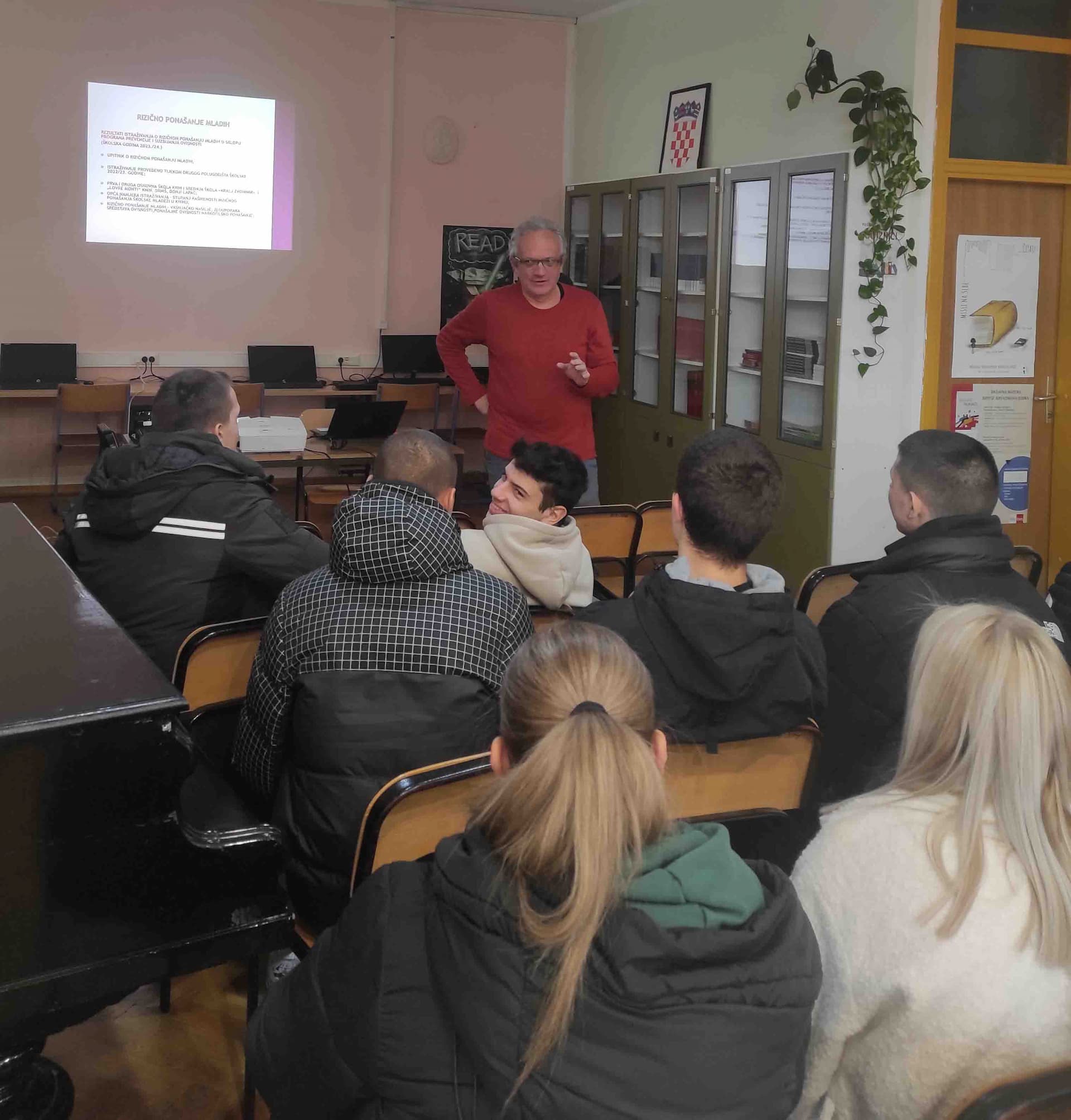 U Kninu održana panel rasprava na temu Digitalna iscrpljenost i ukradena pažnja