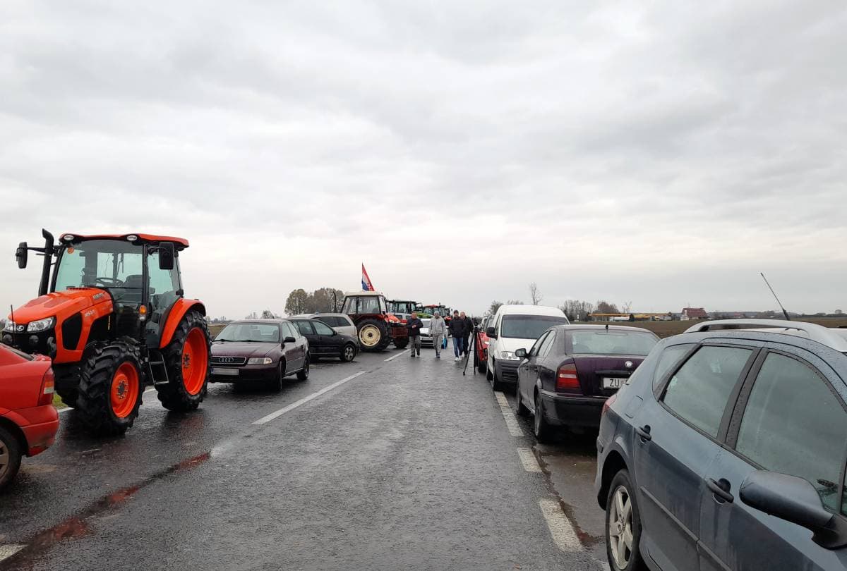 Prosvjednici i dalje blokiraju cestu kod Županje, najavljuju nove punktove
