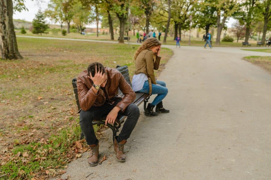 Ova ponašanja su crvene zastavice za nasilnog partnera