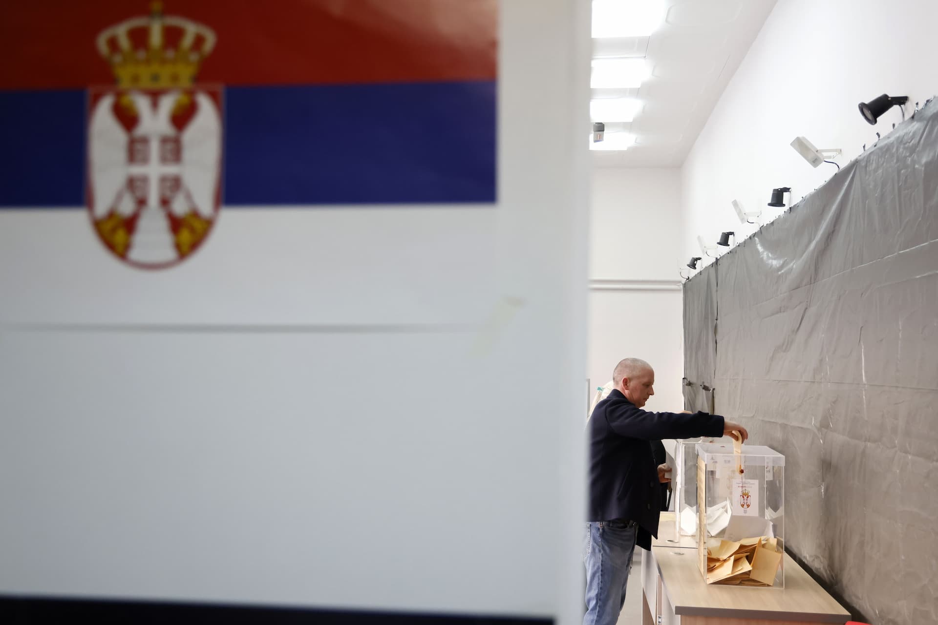 Izbori u Srbiji prolaze uz brojne incidente i nepravilnosti: Birači dobivaju novac za glasove 