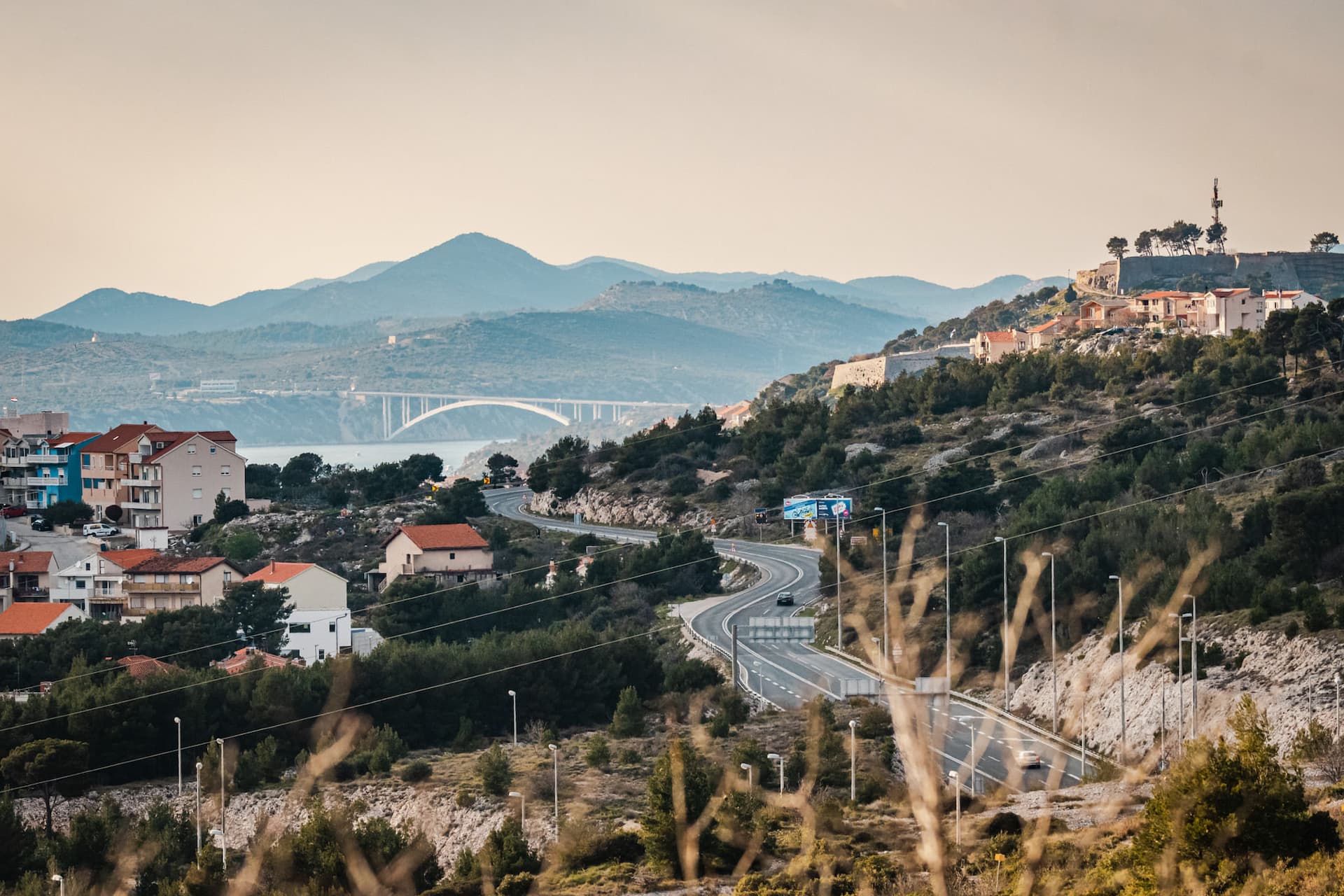 Vjetar stvara probleme u cestovnom i pomorskom prometu