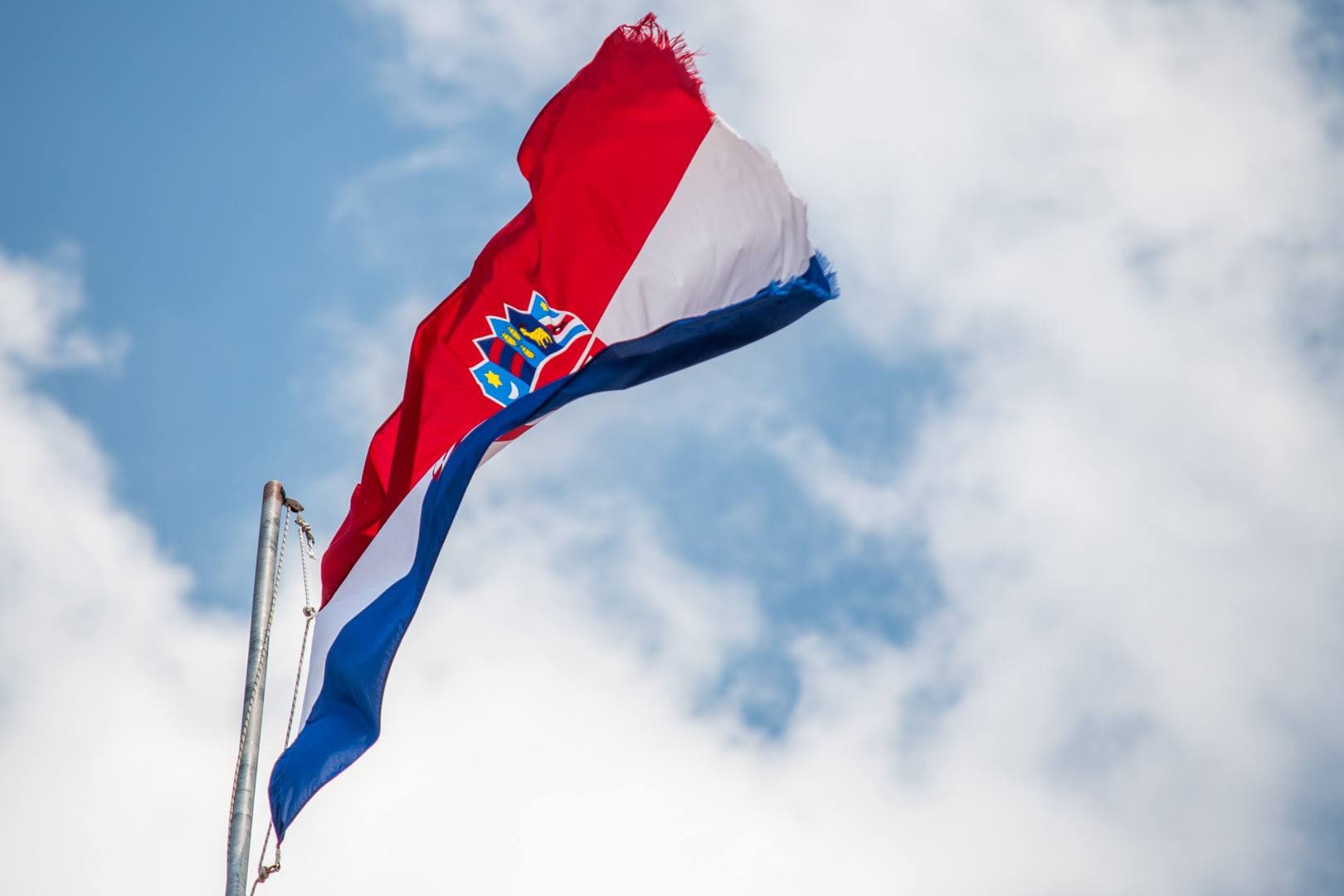 Muškarac u Dalju priveden zbog trganja i gaženja hrvatske zastave te pozivanja na mržnju