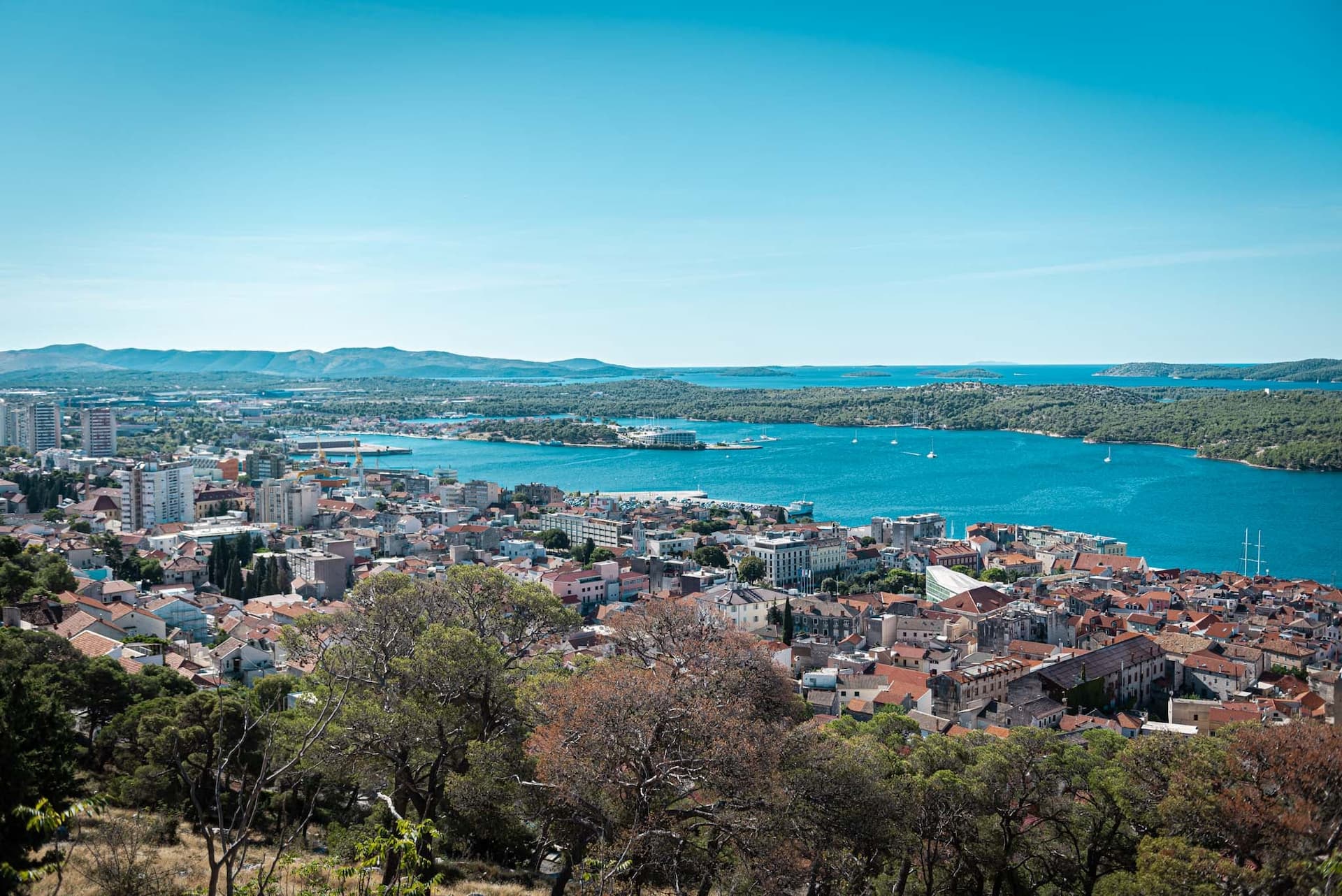Sunčano uz umjereno do jaku buru